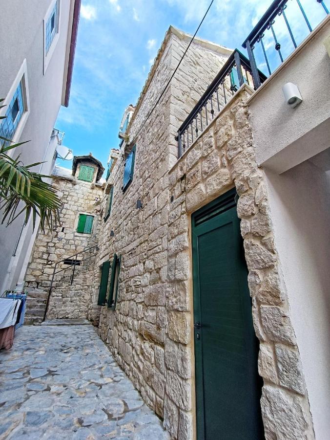 Luxury Apt Petra In 400 Year Old Stone House 4+2 Split Exterior photo