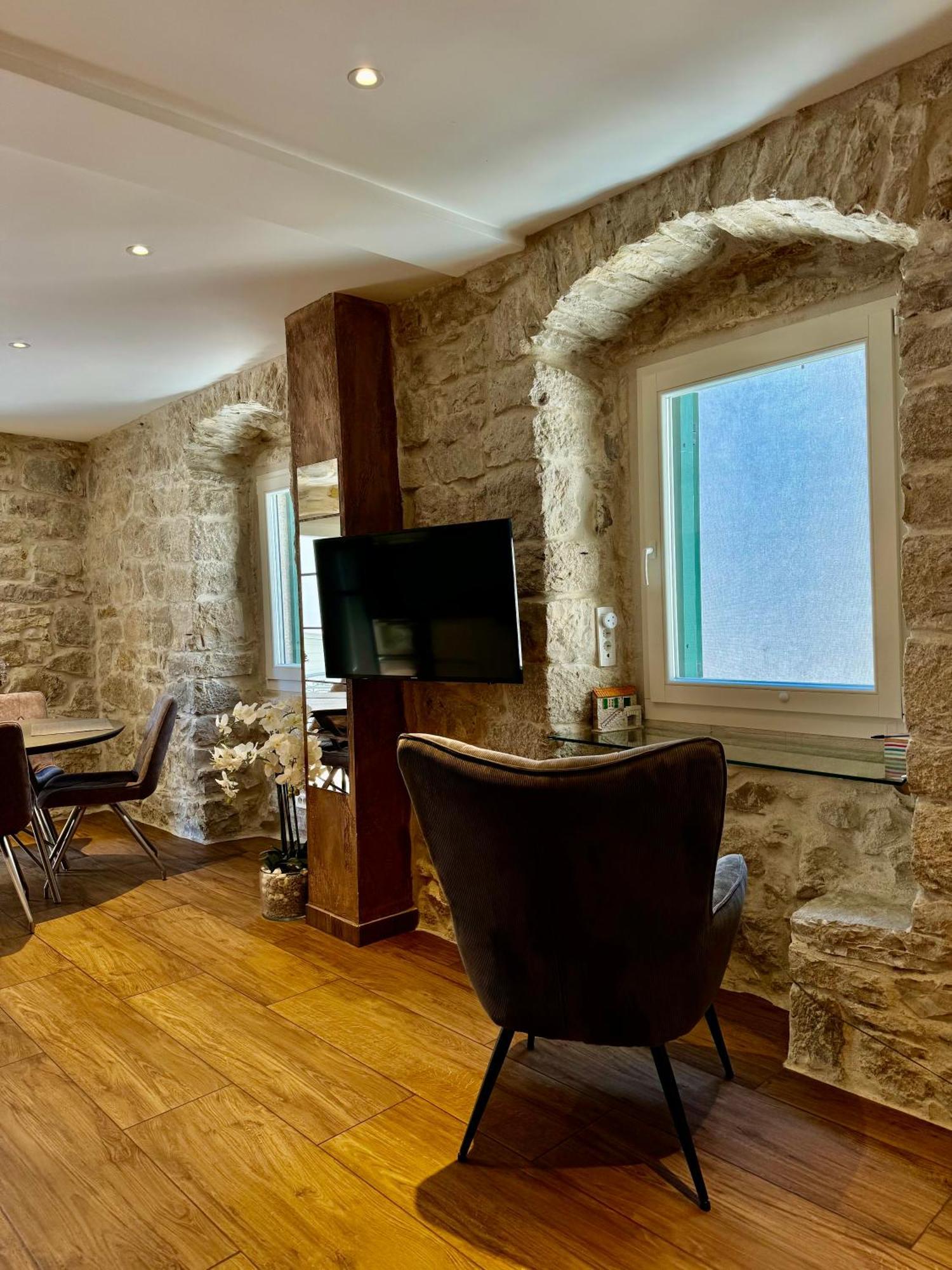 Luxury Apt Petra In 400 Year Old Stone House 4+2 Split Exterior photo