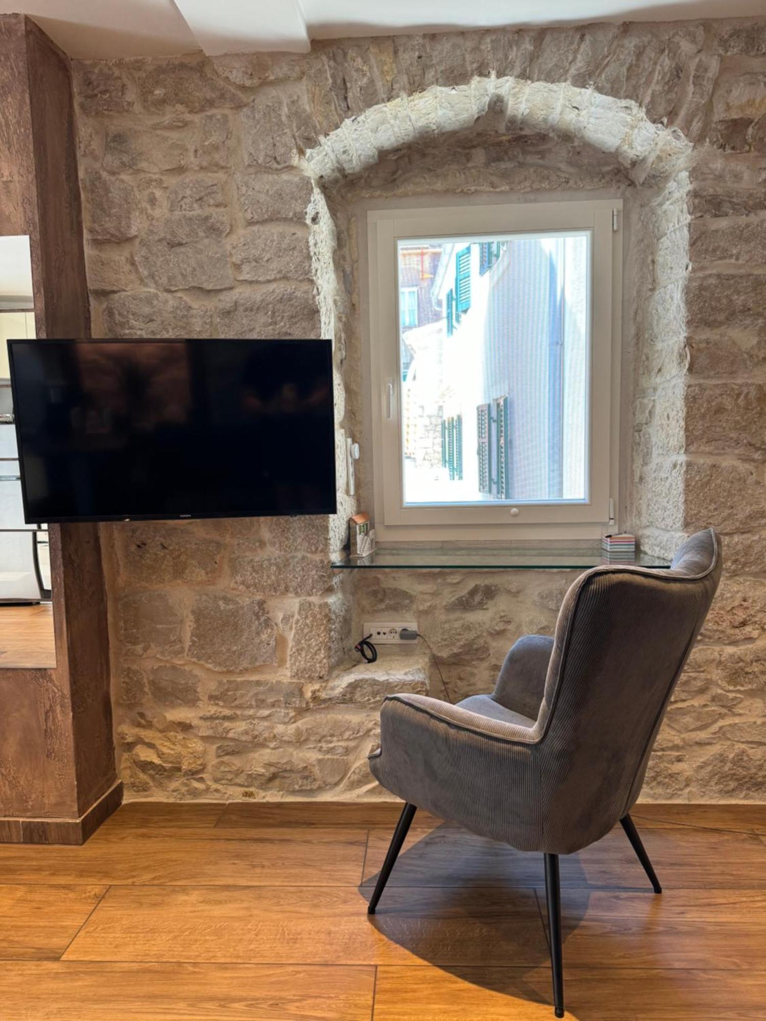 Luxury Apt Petra In 400 Year Old Stone House 4+2 Split Exterior photo