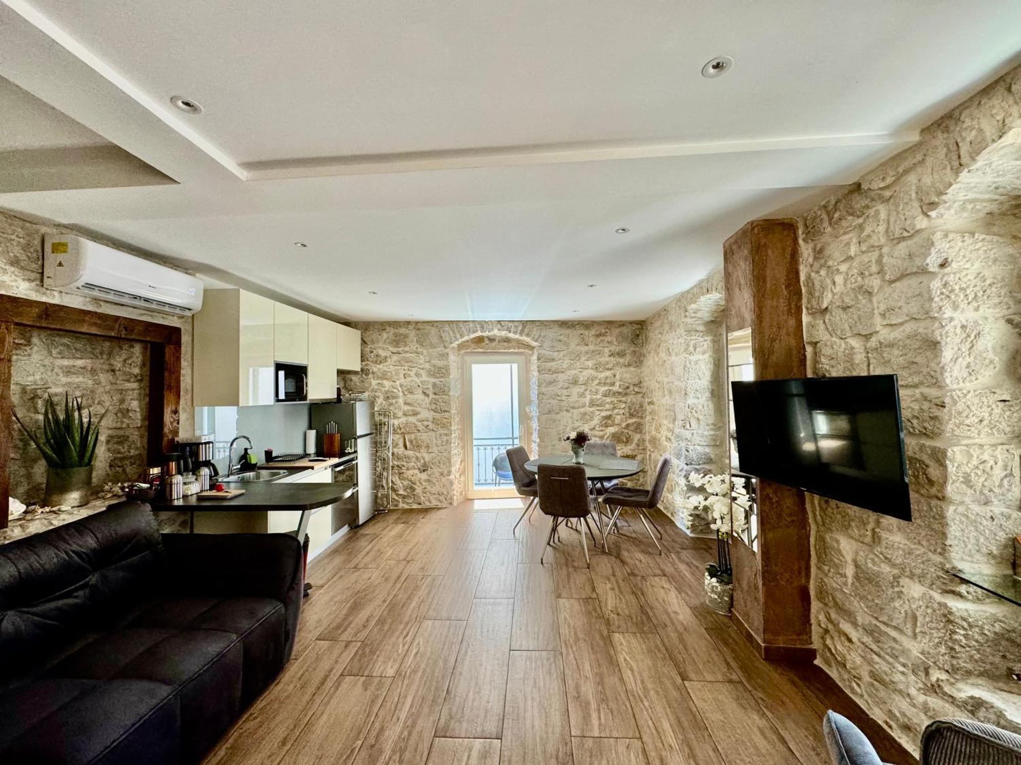 Luxury Apt Petra In 400 Year Old Stone House 4+2 Split Exterior photo