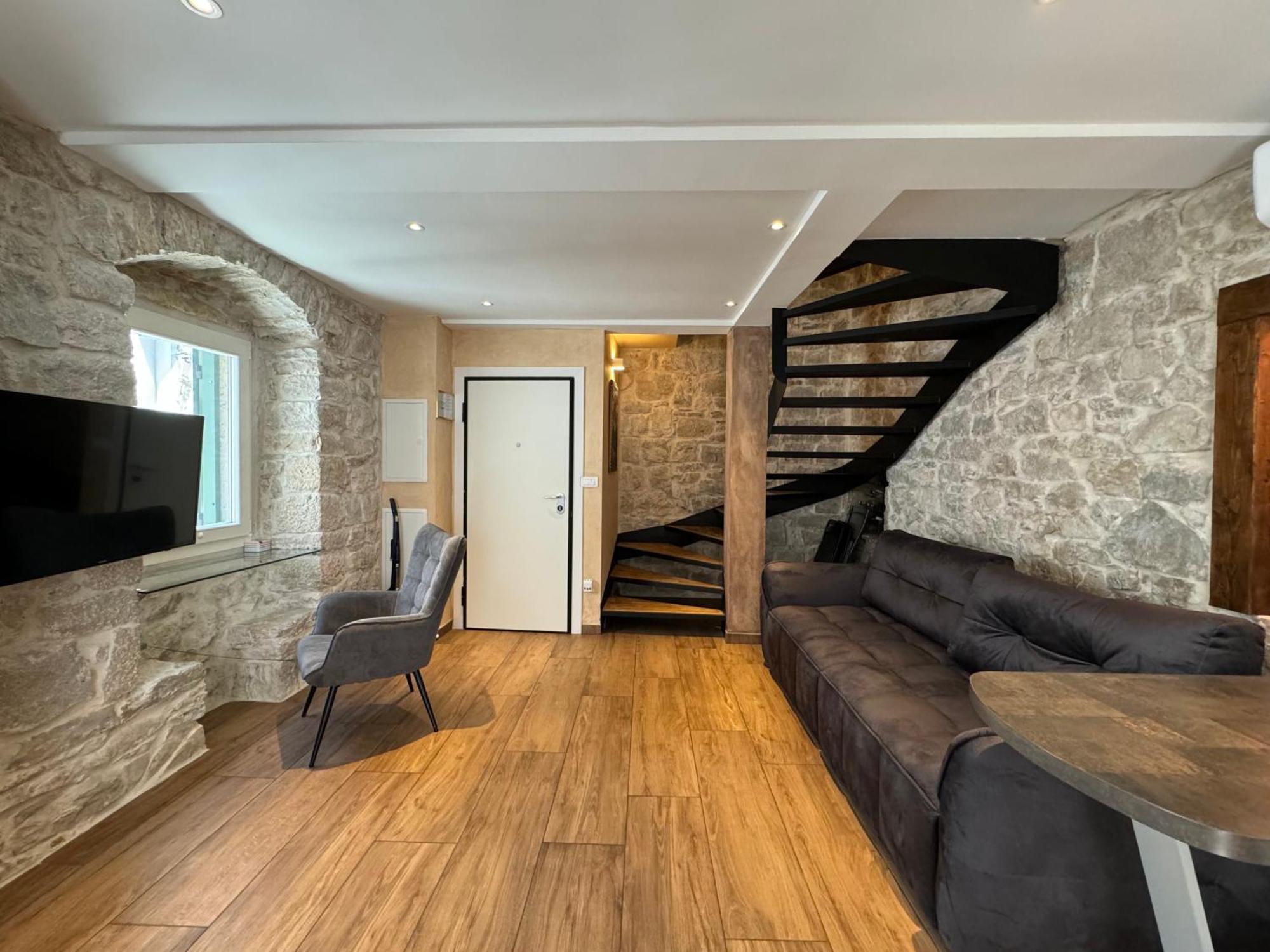 Luxury Apt Petra In 400 Year Old Stone House 4+2 Split Exterior photo