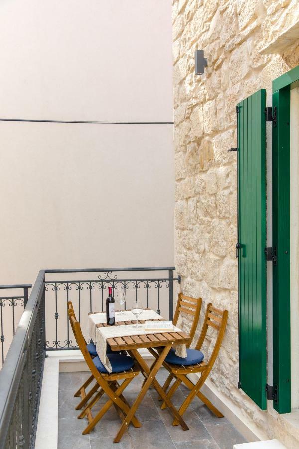 Luxury Apt Petra In 400 Year Old Stone House 4+2 Split Exterior photo
