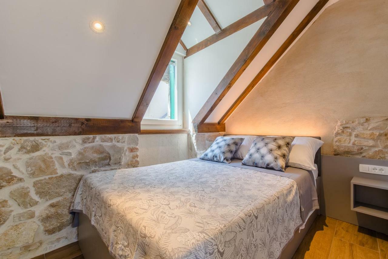 Luxury Apt Petra In 400 Year Old Stone House 4+2 Split Exterior photo