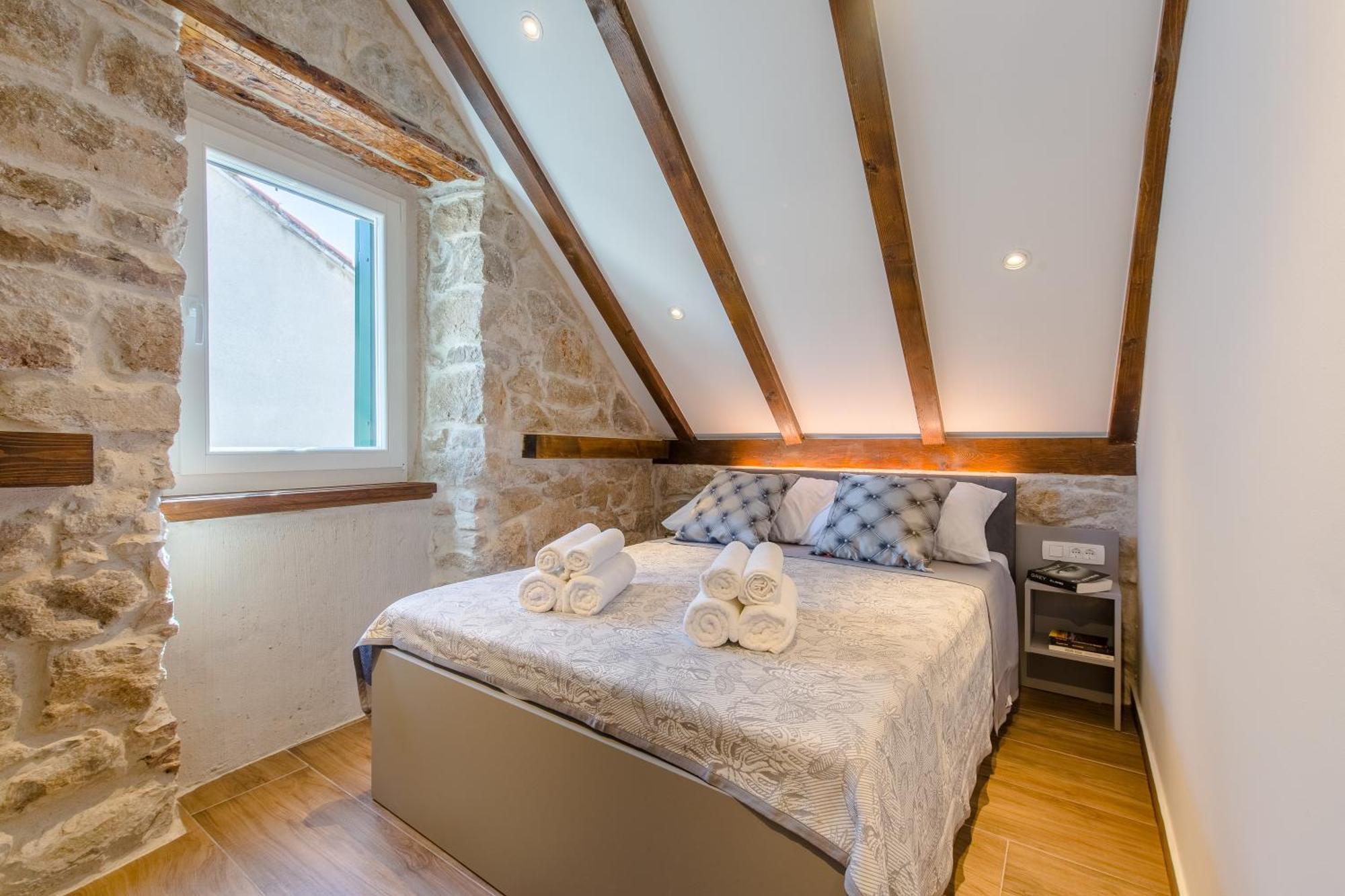 Luxury Apt Petra In 400 Year Old Stone House 4+2 Split Exterior photo