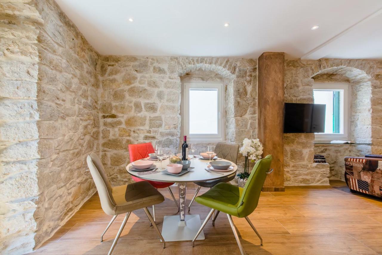 Luxury Apt Petra In 400 Year Old Stone House 4+2 Split Exterior photo
