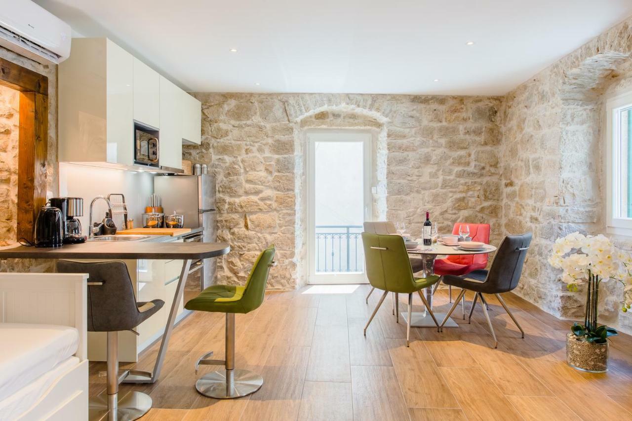 Luxury Apt Petra In 400 Year Old Stone House 4+2 Split Exterior photo