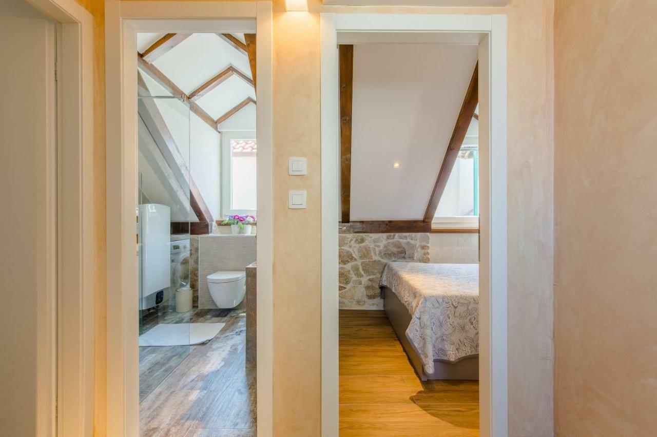Luxury Apt Petra In 400 Year Old Stone House 4+2 Split Exterior photo