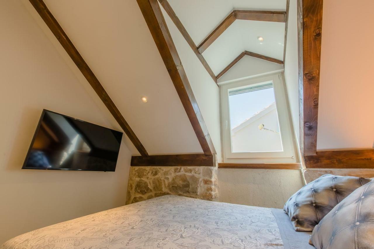 Luxury Apt Petra In 400 Year Old Stone House 4+2 Split Exterior photo