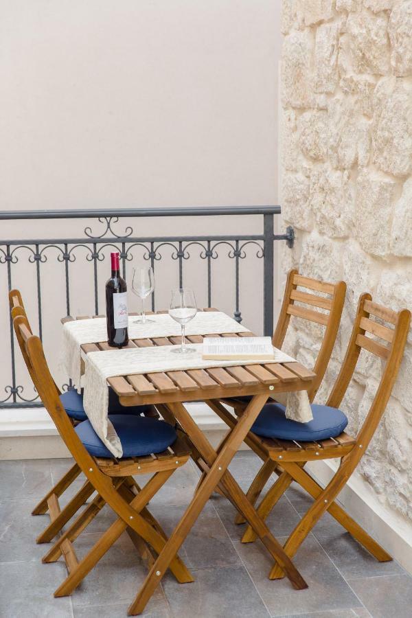 Luxury Apt Petra In 400 Year Old Stone House 4+2 Split Exterior photo