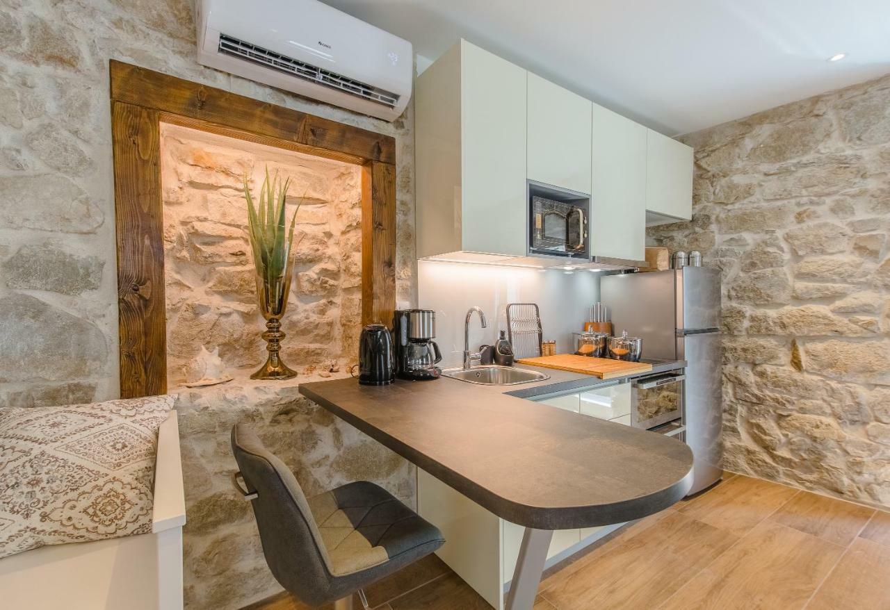 Luxury Apt Petra In 400 Year Old Stone House 4+2 Split Exterior photo