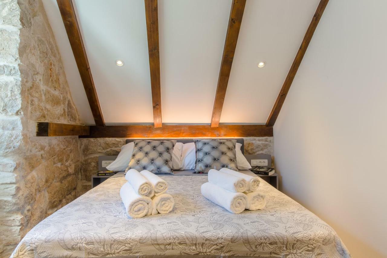 Luxury Apt Petra In 400 Year Old Stone House 4+2 Split Exterior photo