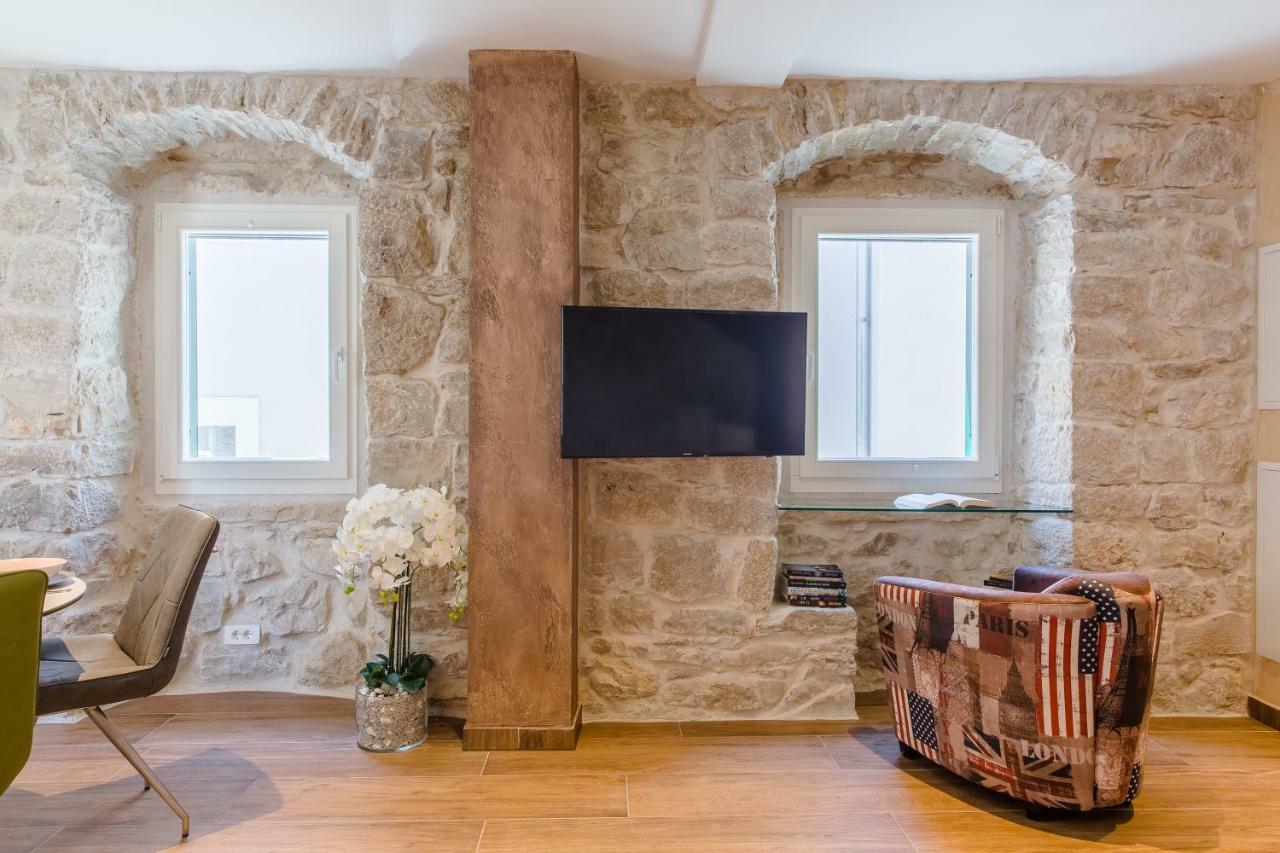 Luxury Apt Petra In 400 Year Old Stone House 4+2 Split Exterior photo