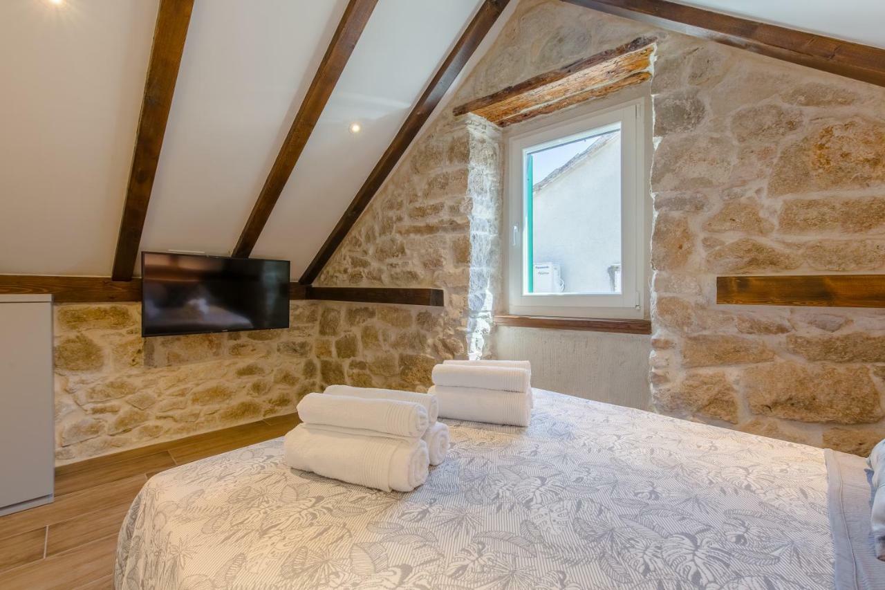Luxury Apt Petra In 400 Year Old Stone House 4+2 Split Exterior photo