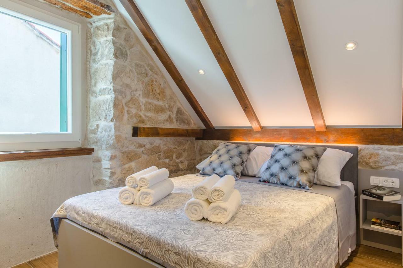 Luxury Apt Petra In 400 Year Old Stone House 4+2 Split Exterior photo