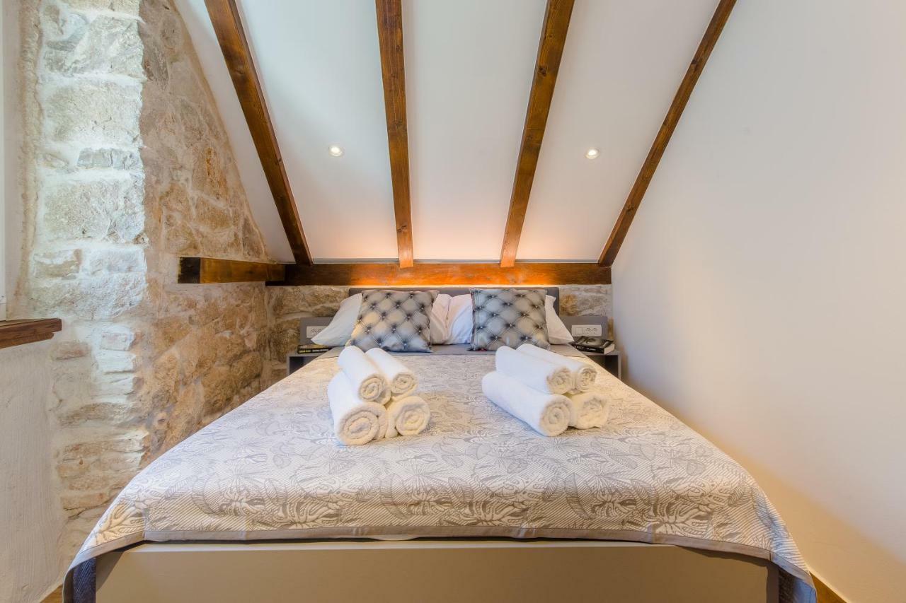 Luxury Apt Petra In 400 Year Old Stone House 4+2 Split Exterior photo